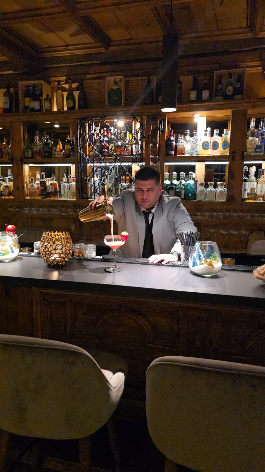 Inhaber vor der Cocktailbar